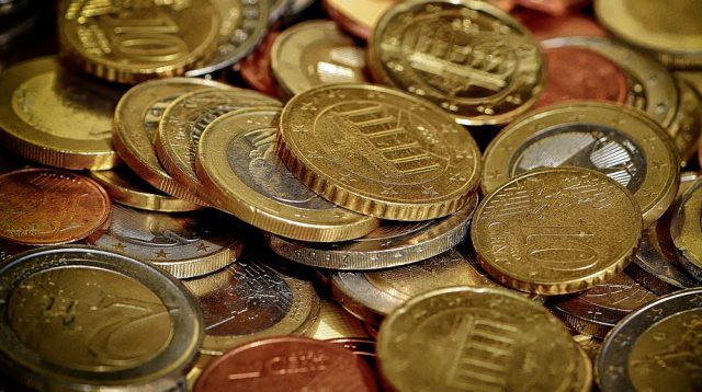 Laut einer Bundesbank-Studie zahlen immer weniger Menschen mit Bargeld