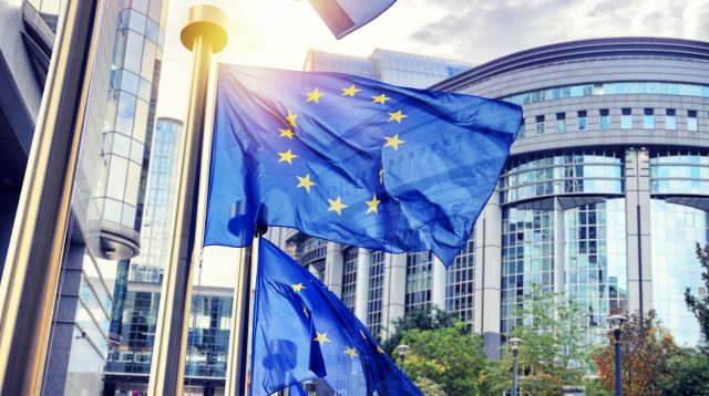 Europäische Flagge vor dem EU Parlament in Brüssel