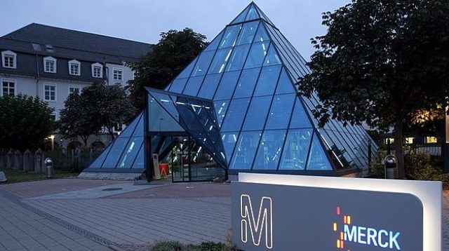 Die Pyramide, ein Wahrzeichen des Stammsitzes von Merck in Darmstadt, Deutschland