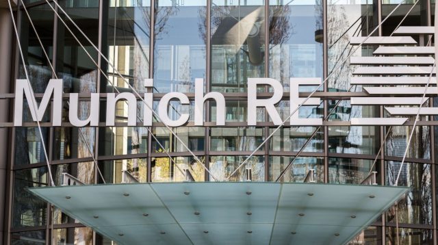 Nahansicht des Munich RE Logos in München, Deutschland
