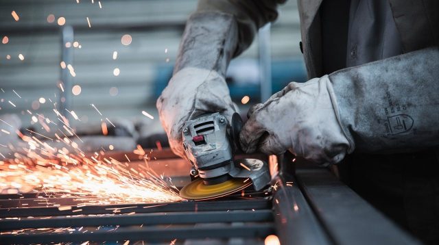 Industriearbeiter bearbeitet Metall