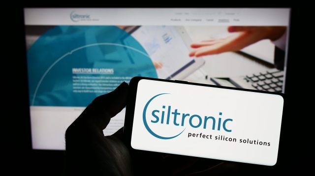 Smartphone mit Logo  Siltronic vor Website