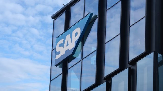 Das Logo der SAP SE an einem Gebäude