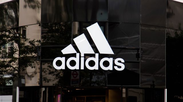 Die Schaufensterfront eines Adidas-Geschäfts in London