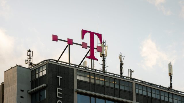Das Logo der Deutschen Telekom auf dem so genannten Telefunken Hochhaus in Charlottenburg, Berlin