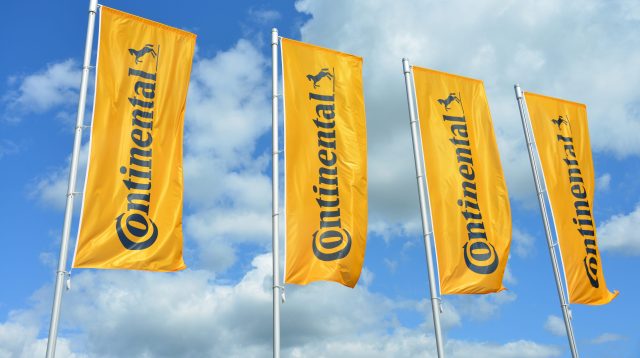 Fahnen mit dem Logo der Continental AG in Hannover, Deutschland