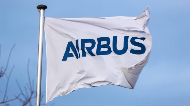 Airbus-Fahne am Werk in Finkenwerder, Hamburg