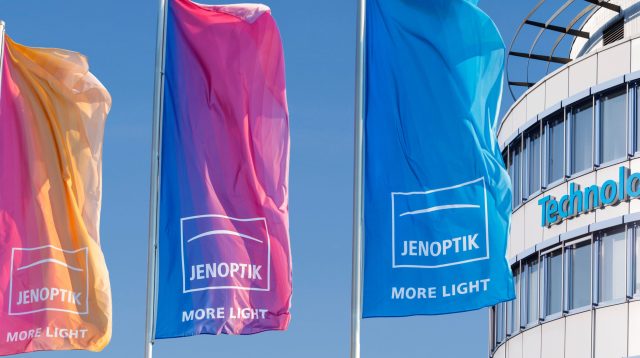 Das Technologiezentrum der Jenoptik in Jena-Göschwitz mit Fahnen