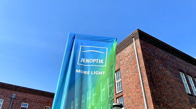Eine Jenoptik Flagge vor dem IMAGINATA - Experimentarium in Jena, Deutschland