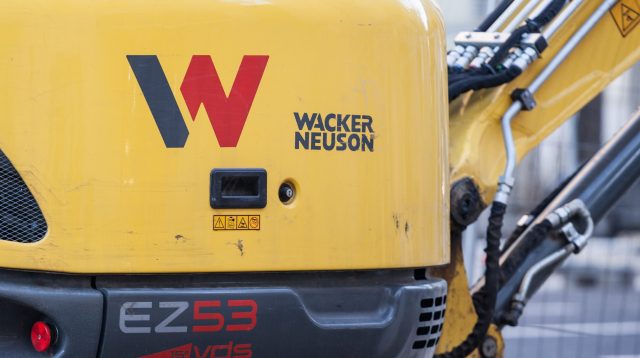 Logo von Wacker Neuson auf einem Bagger