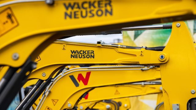 Baufahrzeuge in München mit dem Logo der Firma Wacker Neuson