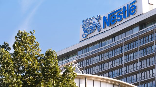 Nestlé-Logo an einem Bürogebäude