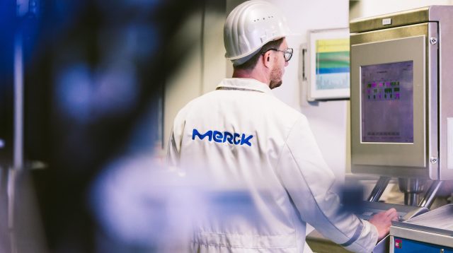 Merck-Mitarbeiter überwacht die Produktion