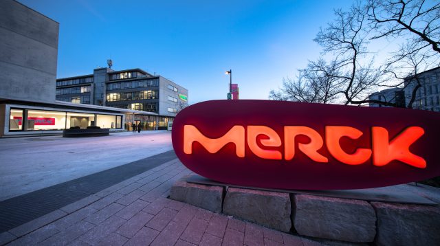 Merck-Logo vor der Konzernzentrale in Darmstadt