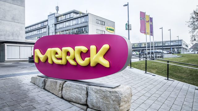 Merck-Logo vor dem Firmengelände in Darmstadt