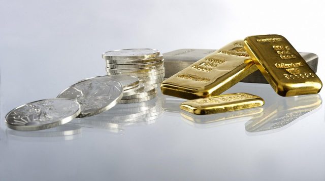 Silbermünzen und Goldbarren