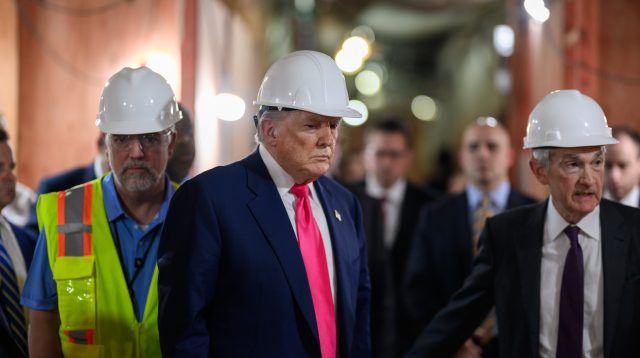 Präsident Donald Trump besichtigt die Federal Reserve zusammen mit dem Fed-Vorsitzenden Jerome Powell.