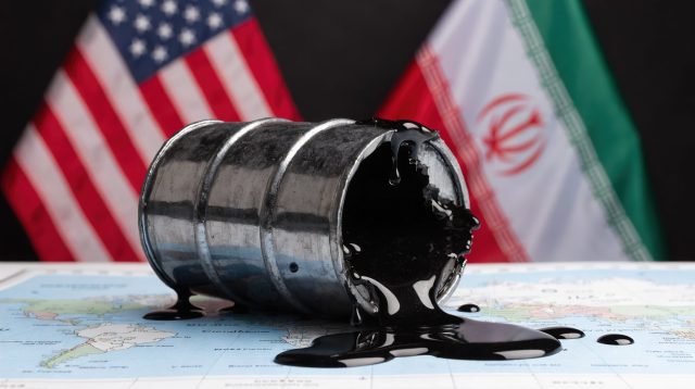 Ölteppich auf Weltkarte mit US-amerikanischen und iranischen Flaggen symbolisiert Spannungen und Angriffe.