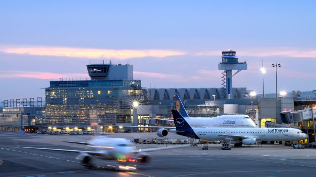 Vorfeldkontrolle mit Tower in der Dämmerung