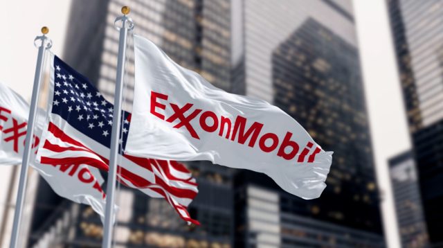 ExxonMobil & USA Flaggen im Wind