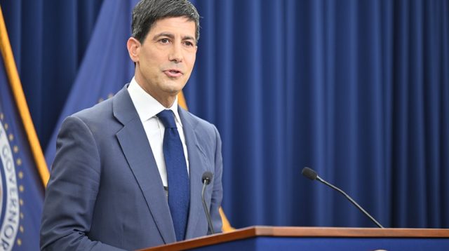 Kevin Warsh, Chairman der US-Notenbank Federal Reserve, bei einer Pressekonferenz im Juni 2026.
