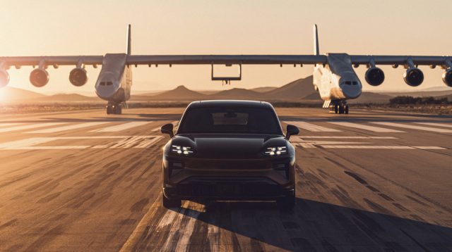 Cayenne trifft das größte Flugzeug der Welt bei 274 kmh