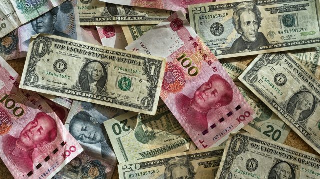 US-Dollar- und chinesische Renminbi-Scheine