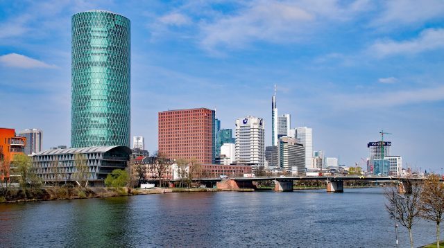 Blick auf Frankfurt mit der EIOPA-Zentrale (links)