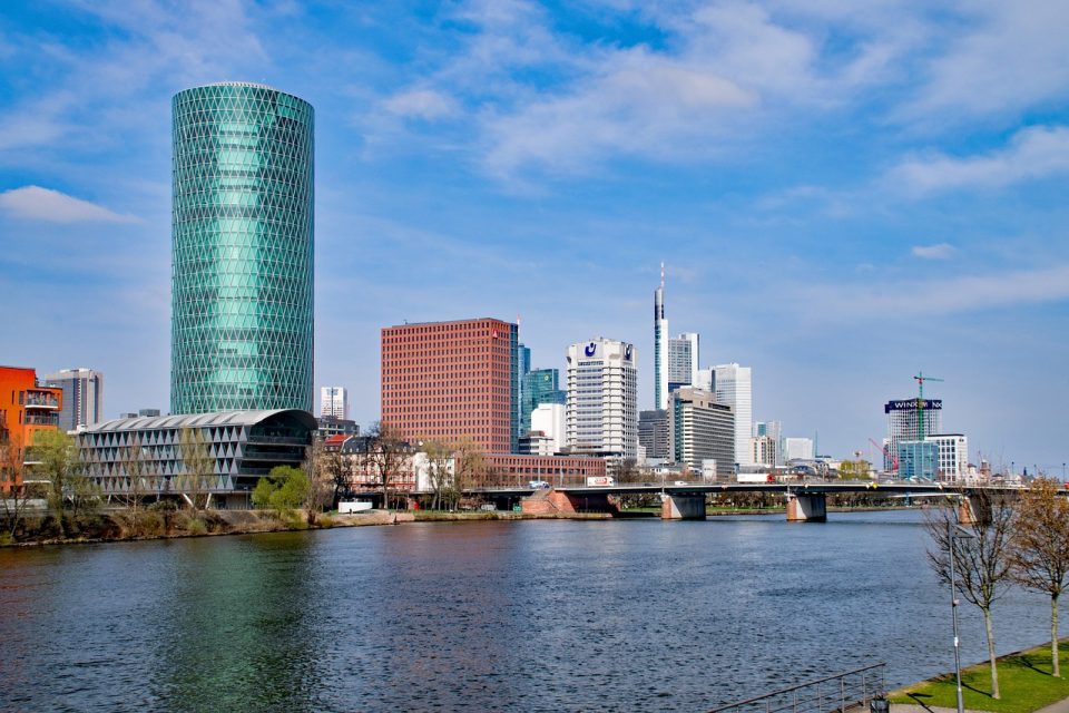 Blick auf Frankfurt mit der EIOPA-Zentrale (links)