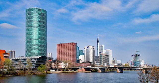 Blick auf Frankfurt mit der EIOPA-Zentrale (links)