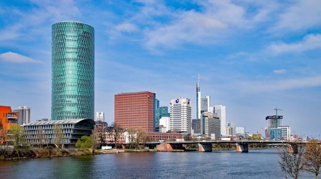 Blick auf Frankfurt mit der EIOPA-Zentrale (links)
