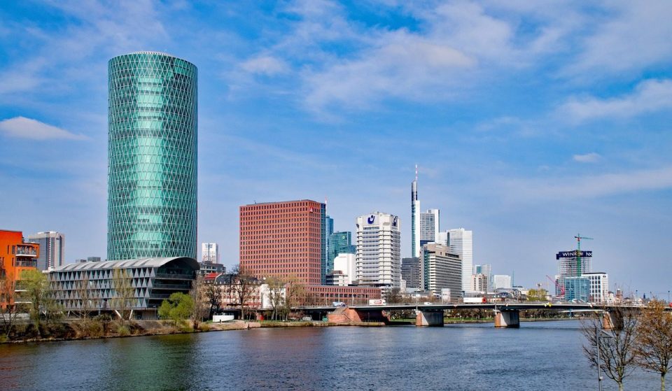 Blick auf Frankfurt mit der EIOPA-Zentrale (links)