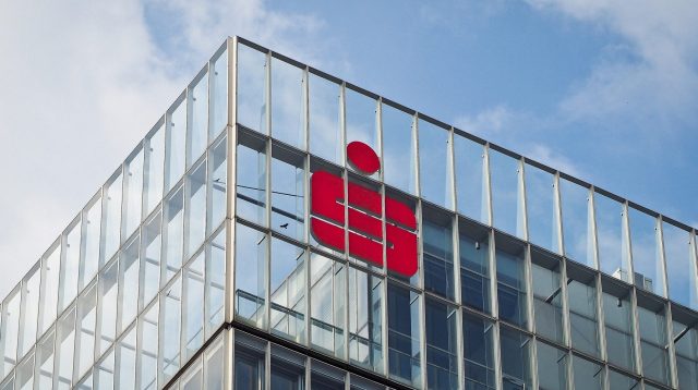 Sparkassen-Logo an einem Gebäude