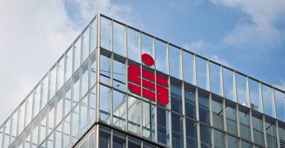 Sparkassen-Logo an einem Gebäude