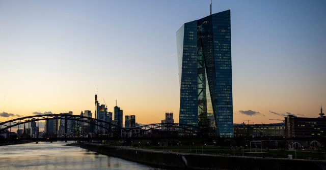 Die EZB in Frankfurt am Main bei Sonnenuntergang
