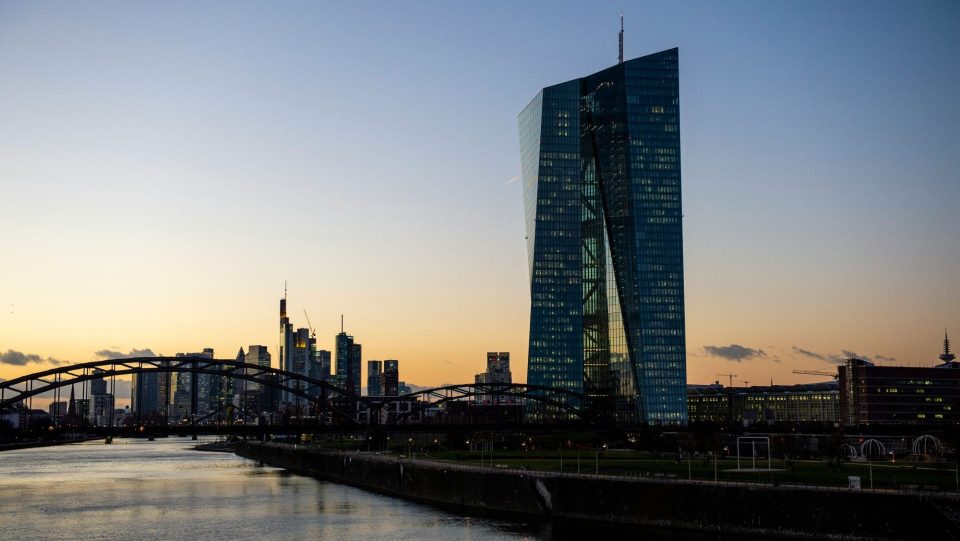 Die EZB in Frankfurt am Main bei Sonnenuntergang