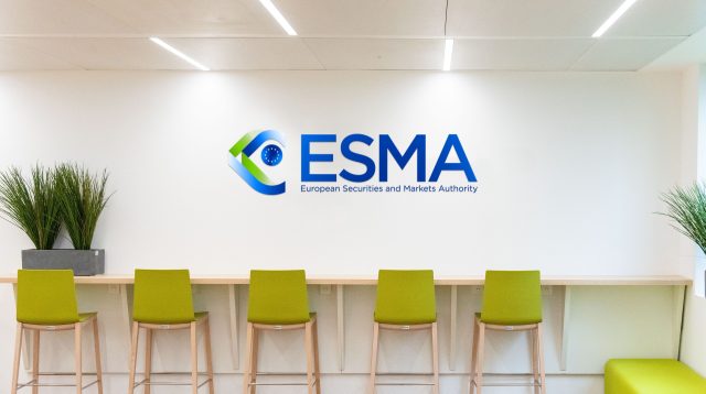 Das ESMA Logo an einer Wand