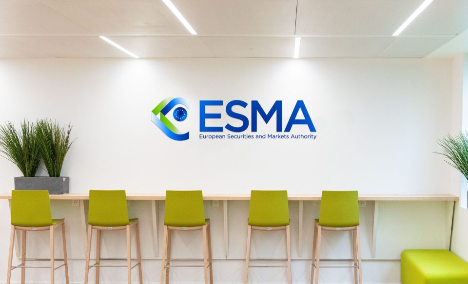 Das ESMA Logo an einer Wand