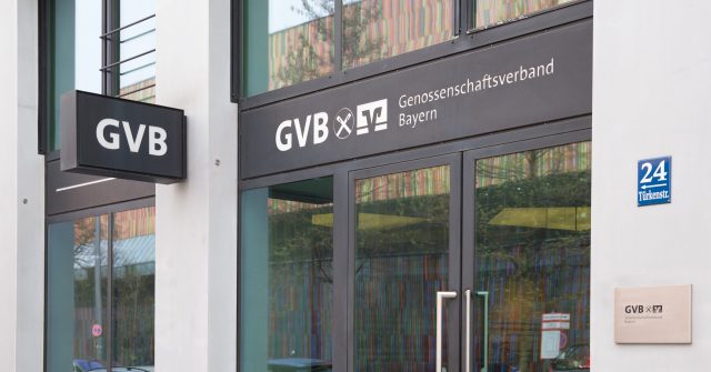 Der Haupteingang des Genossenschaftsverband Bayern