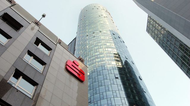 Mit einem Dispozinssatz von 14,7% für gängige Kontomodelle ist die Frankfurter Sparkasse eher teuer.