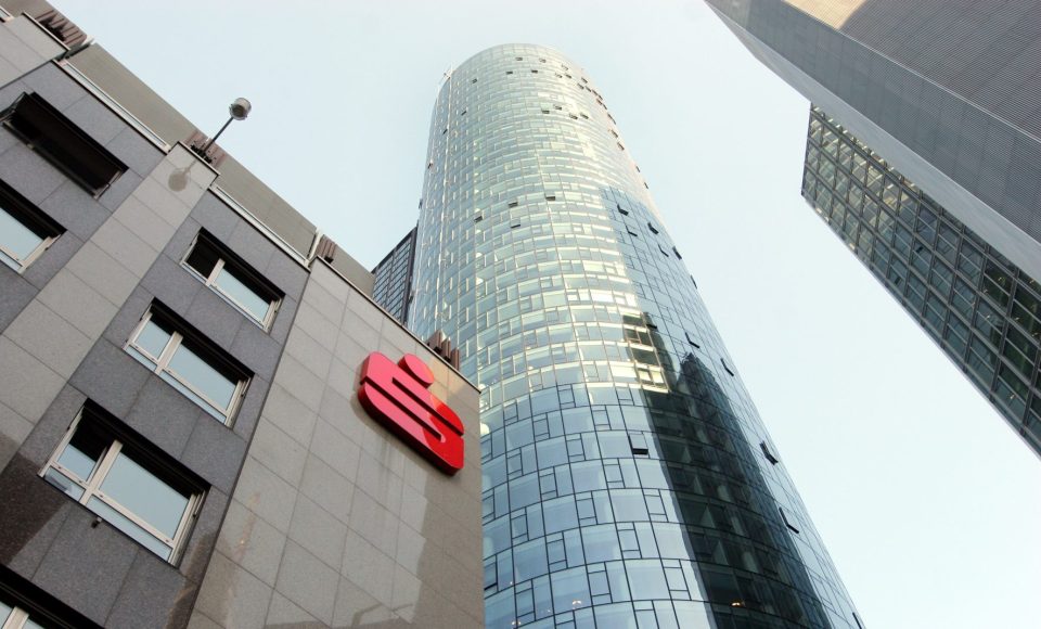 Mit einem Dispozinssatz von 14,7% für gängige Kontomodelle ist die Frankfurter Sparkasse eher teuer.