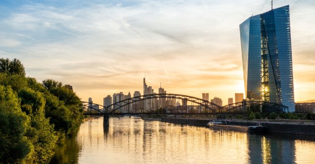 Die Europäische Zentralbank in Frankfurt am Main bei sonnigem Wetter
