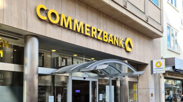 Eingang einer Commerzbank-Filiale in Kiel, Deutschland