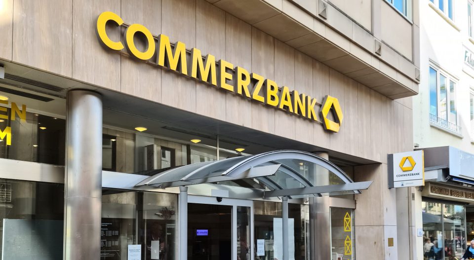 Eingang einer Commerzbank-Filiale in Kiel, Deutschland