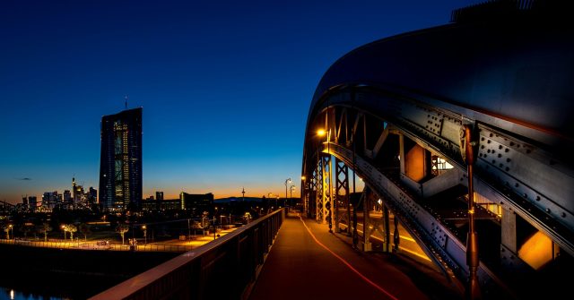 Die Europäische Zentralbank (EZB) in Frankfurt am Main bei Nacht