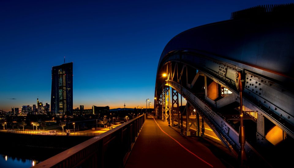 Die Europäische Zentralbank (EZB) in Frankfurt am Main bei Nacht