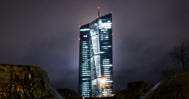 Die Europäische Zentralbank (EZB) in Frankfurt am Main bei Nacht