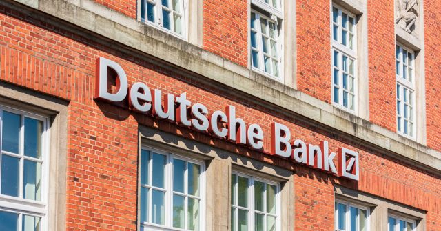 Schriftzug der Deutschen Bank an einer Hausfassade