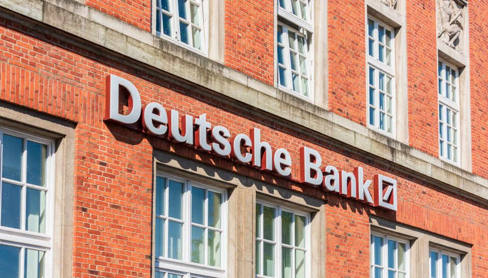 Schriftzug der Deutschen Bank an einer Hausfassade