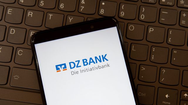 Das DZ Bank Logo auf einem Handy